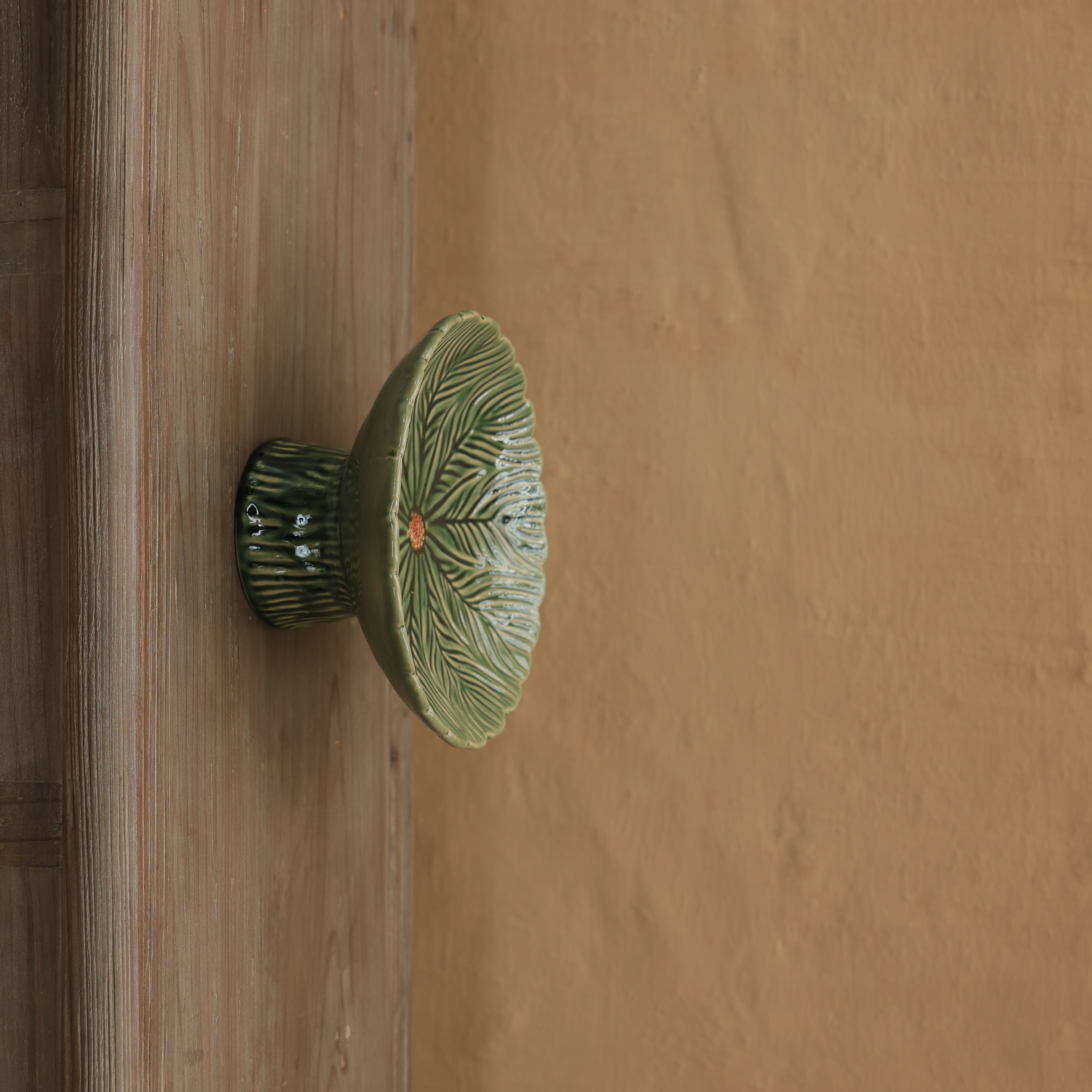 SAGE LEAF PEDESTAL PLATE